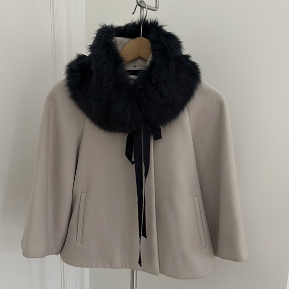 TAHARI - silver cape with navy fur collar - Picture 11 of 13